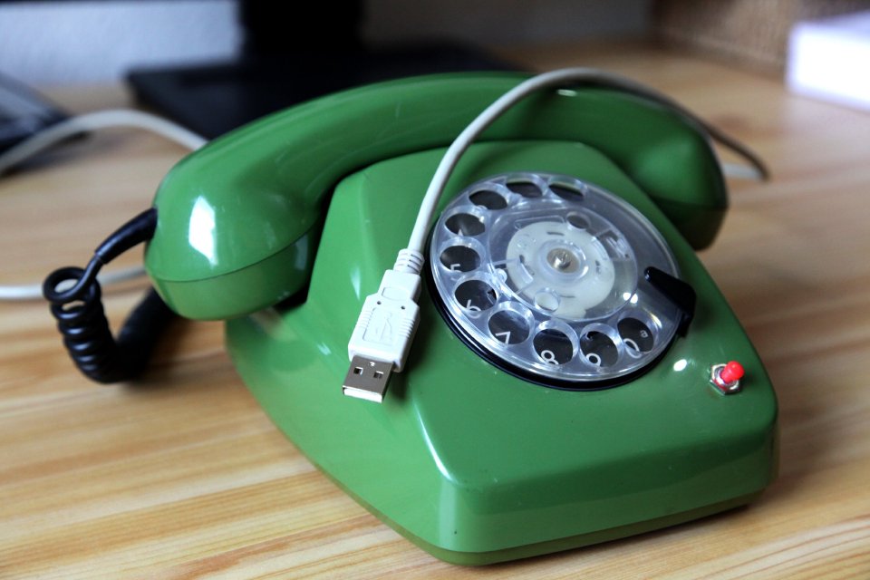 FeTAp 611 with USB cable on the bench